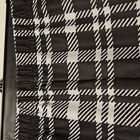 💖 $3 add to bundle item Black and white plaid leggings💖 - Picture 2 of 3